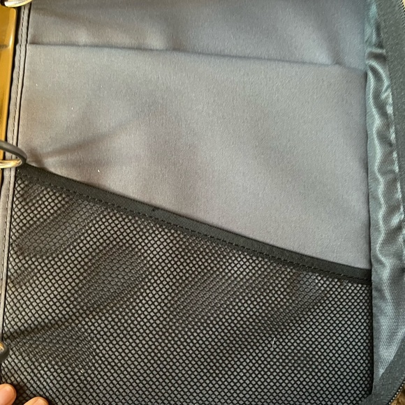 Binder that zips. Built in dividers. Tons of storage. Carrying handle. 3 ring. - Picture 4 of 9